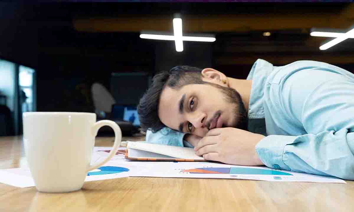 रोजाना होती है सुस्ती और थकान तो अपने खाने में शामिल करें यह चीजें