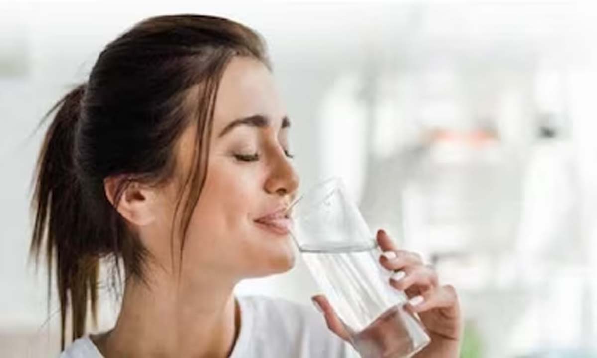 गर्म पानी में मिलाकर पिएं ये चीजें, Control में रहेगा Weight