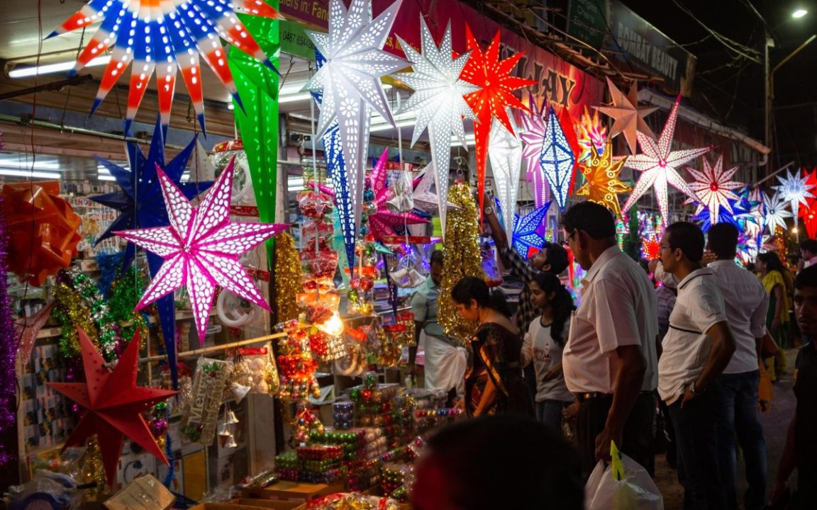 Lifestyle : दिल्ली के इस मार्केट में आसानी से मिल जाएंगे क्रिसमस ट्री से लेकर डेकोरेशन के सभी आइटम
