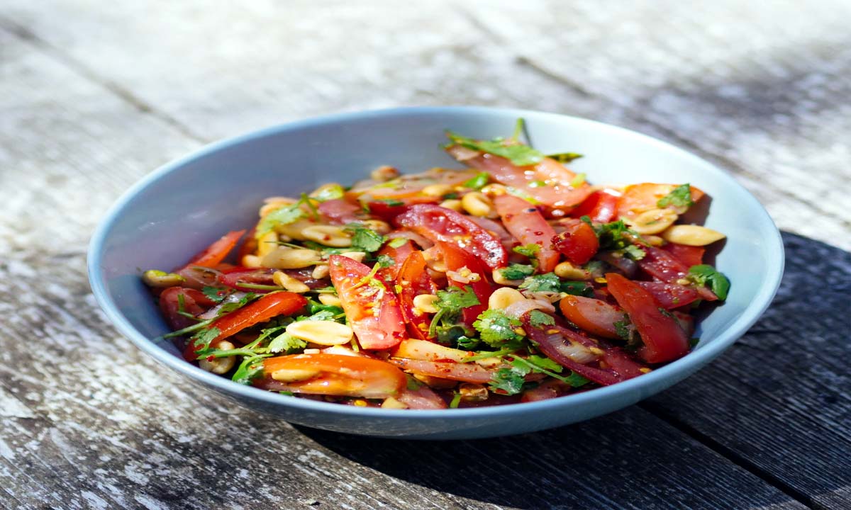 Tomato Peanut Salad : बच्चो को बनाकर खिलाये ये टेस्टी चटपटा टमाटर पीनट सलाद