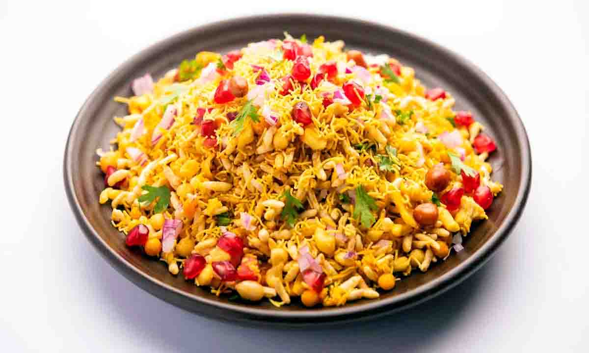 खाना चाहते है कुछ चटपटा तो बनाये ये मसालेदार झालमुड़ी, रेसिपी