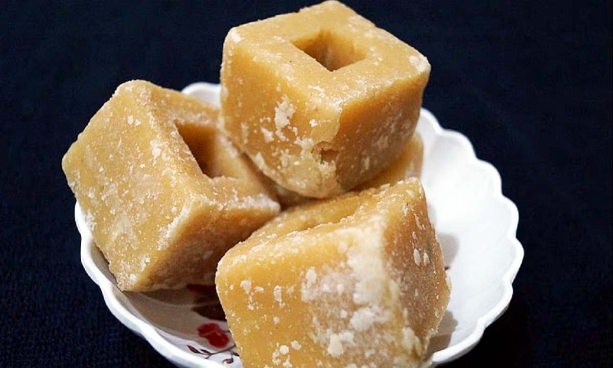सर्दी में गुड़ खाने के 5 गजब के फायदे Diet में करे शामिल