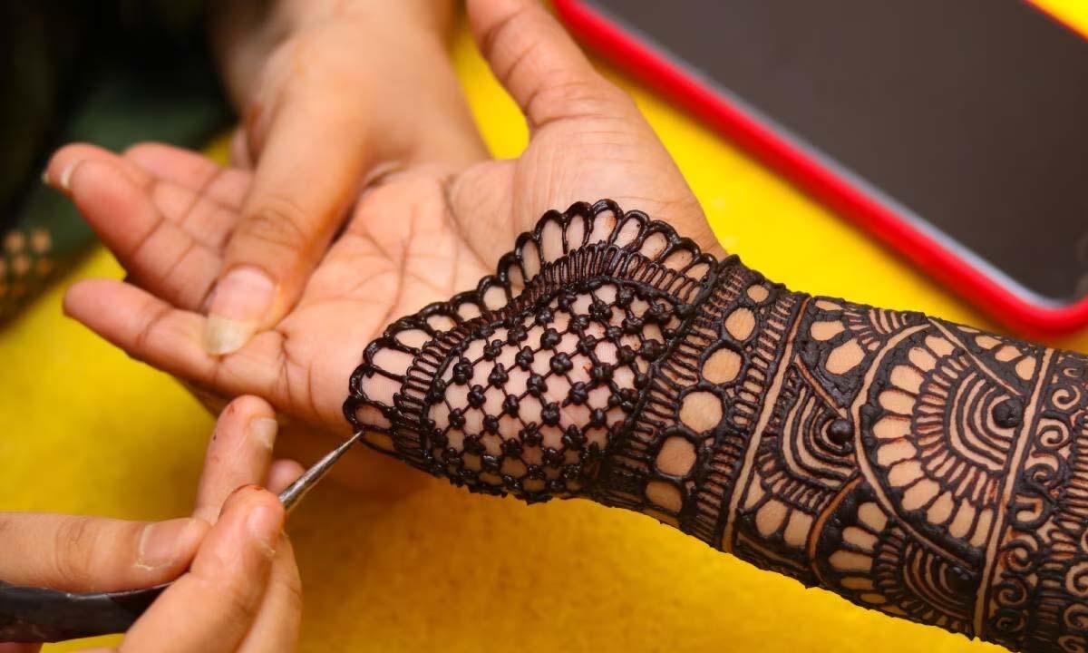 मेहंदी लगाते वक्त रखें इन खास बातों का ख्याल