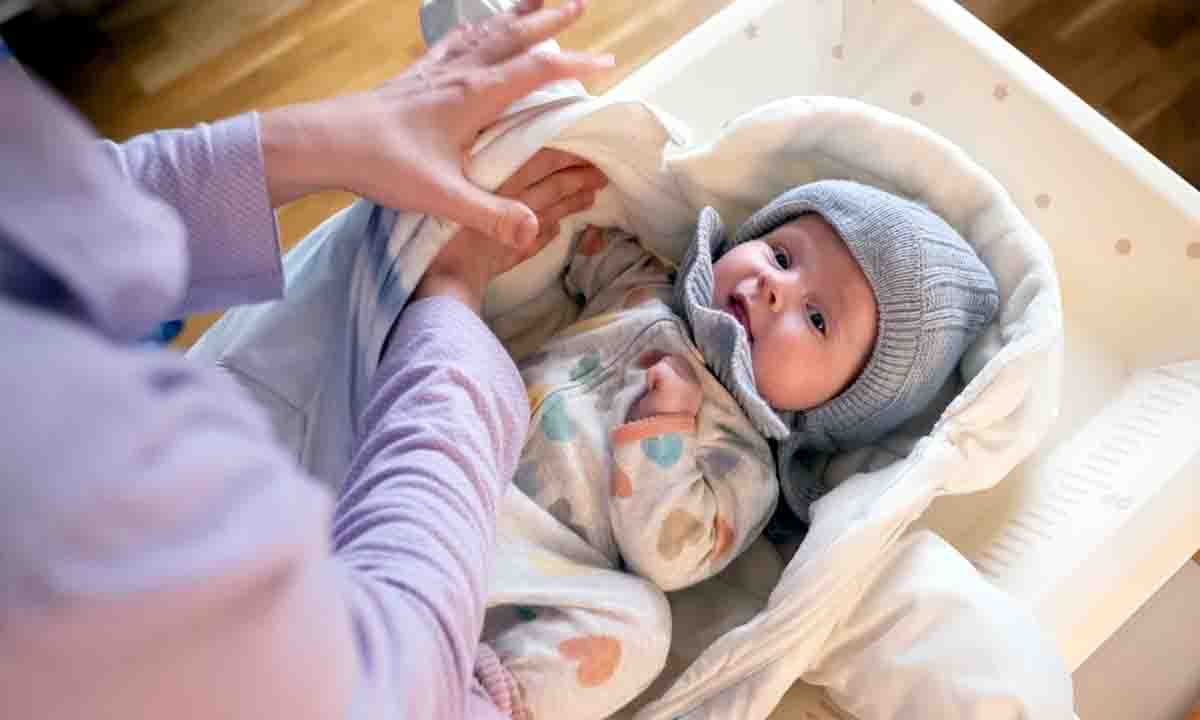 6 महीने तक के बच्चों को ठंड से बचने के लिए करें यह काम