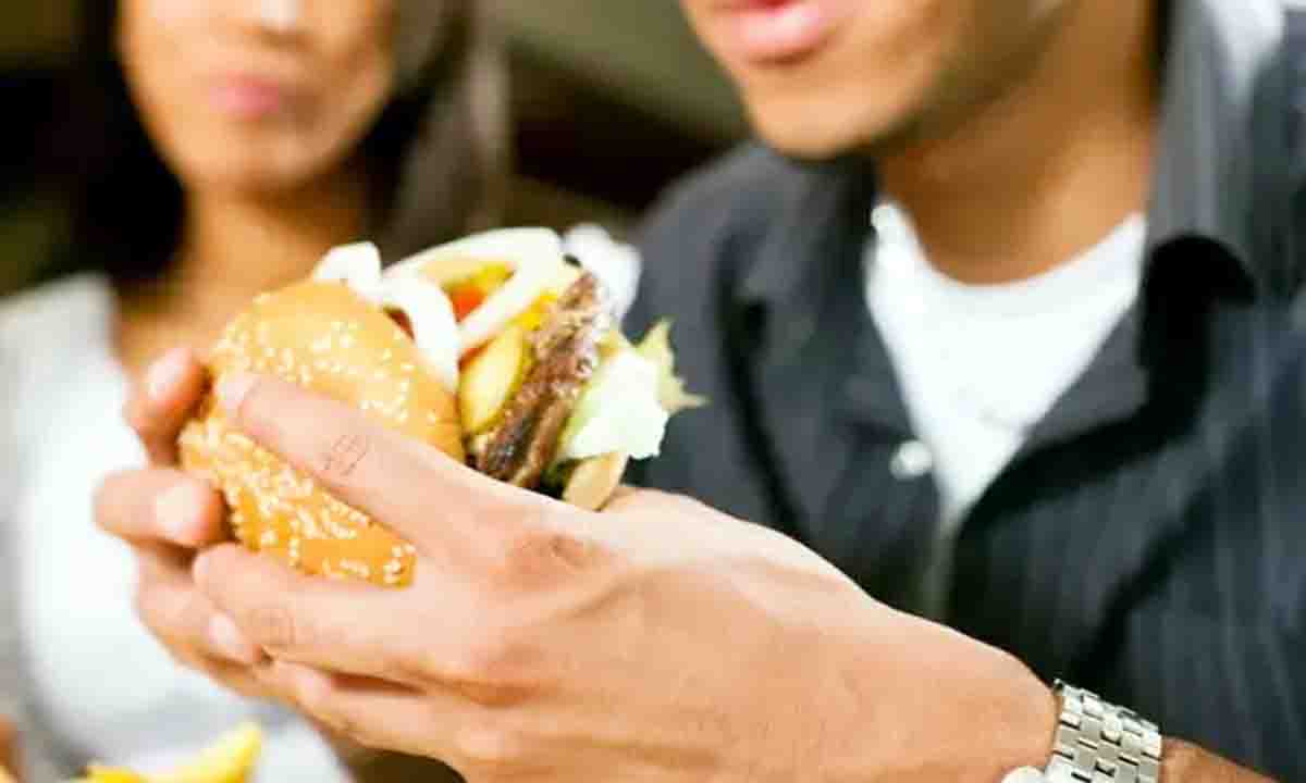 जल्दी-जल्दी खाना खाते है की तो सेहत पर पड़ सकता है भारी, बीमारियाँ