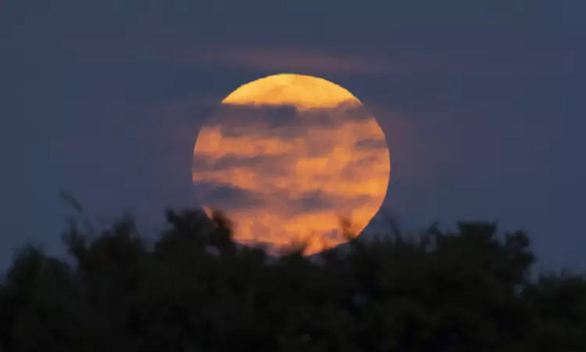 नासा 50 वर्षों में चंद्रमा पर मानवता की पहली वापसी की कर रहा तैयारी