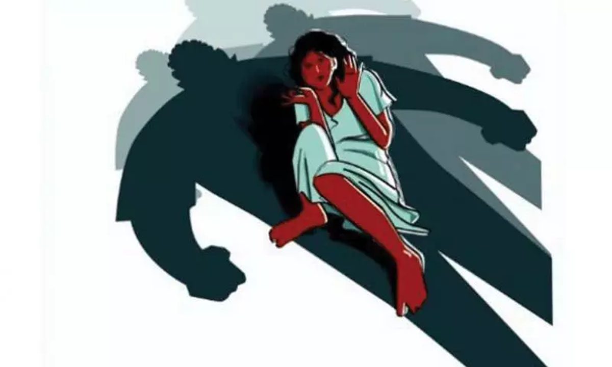 नशे की हालत में बच्चों को पीटते हुए पकड़ाया हॉस्टल वॉर्डन