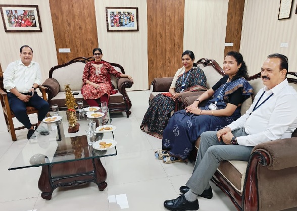 मुख्य निर्वाचन पदाधिकारी रीना बाबासाहेब कंगाले से प्रेक्षकों ने की मुलाकात