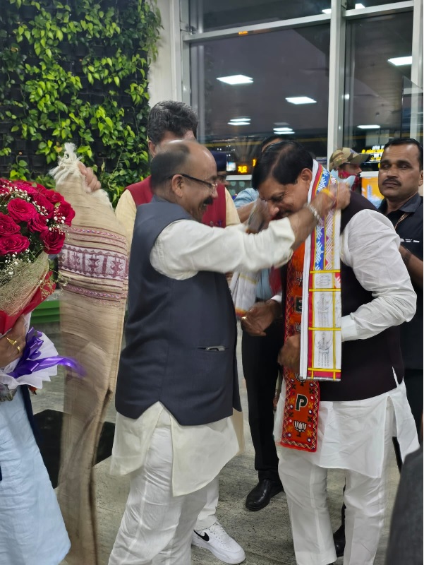 मुख्यमंत्री डॉ. मोहन यादव का रायपुर एयरपोर्ट पर स्वागत