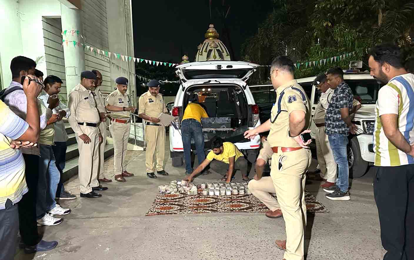 छत्तीसगढ़ में पुलिस को बड़ी सफलता, इनोवा कार से साढ़े 4 करोड़ रुपये बरामद